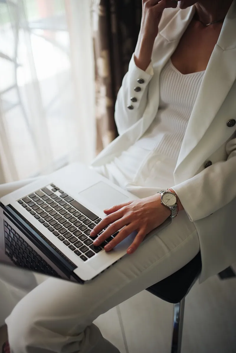 Read Like a Pro: The Email Habits That Separate Serious American Importers from Tire-Kickers